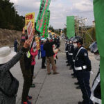 ゲート前で「違法な工事は止めろ」と抗議する市民
